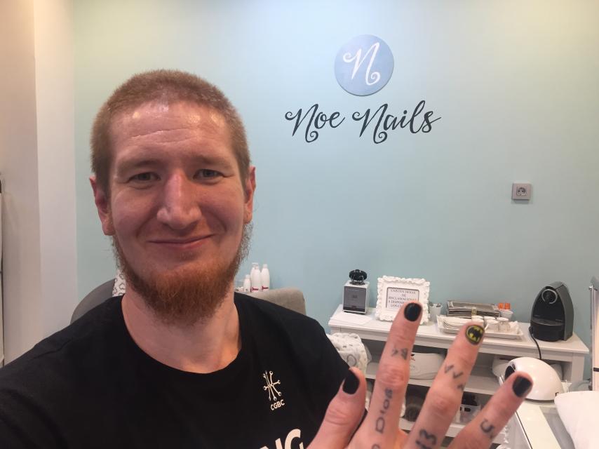 ¿Se puede llevar a un tipo de 2,16 y plagado de tatuajes a hacerse las uñas? Sí.