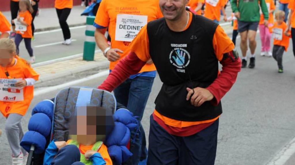 José Alberto junto a su hijo en una carrera solidaria.
