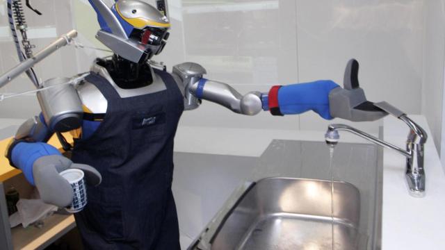 Robot friega-platos, imagen de archivo.