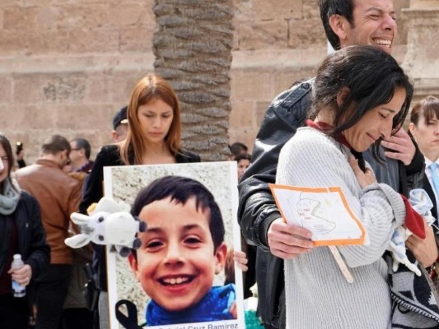 Patricia Ramírez y Ángel David Cruz, padres de Gabriel, durante el funeral del pequeño, celebrado el martes 13 de marzo en la catedral de Almería.