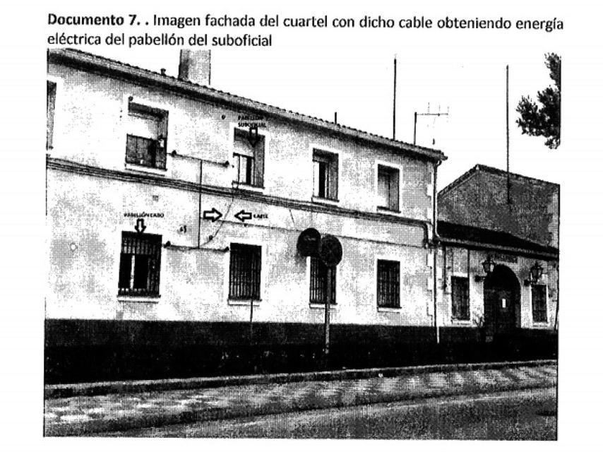 Imagen con el cable por la fachada presentada en la denuncia para iniciar la investigación.