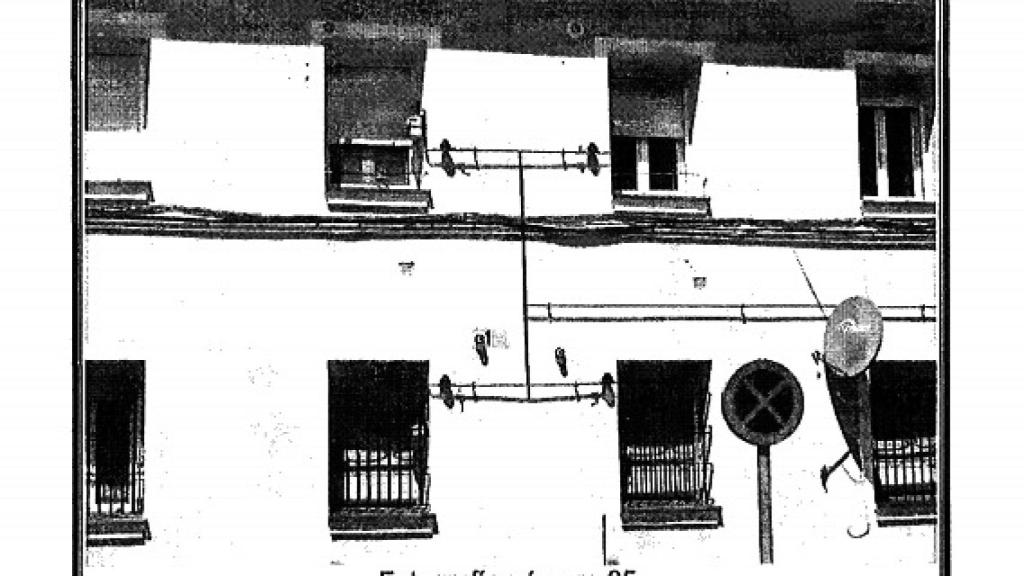 Inspección ocular de la fachada del cartel, donde no está el cable investigado.