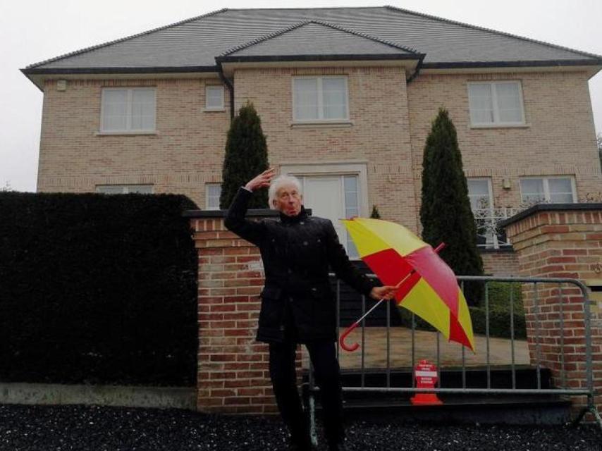 Albert Boadella, ante la casa de Puigdemont en Waterloo (Bélgica). EFE.