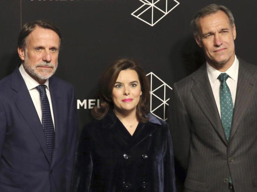 El presidente de Planeta José Creuheras, la vicepresidenta del Gobierno Soraya Sáenz de Santamaría y y el consejero delegado de Atresmedia, Silvio González.