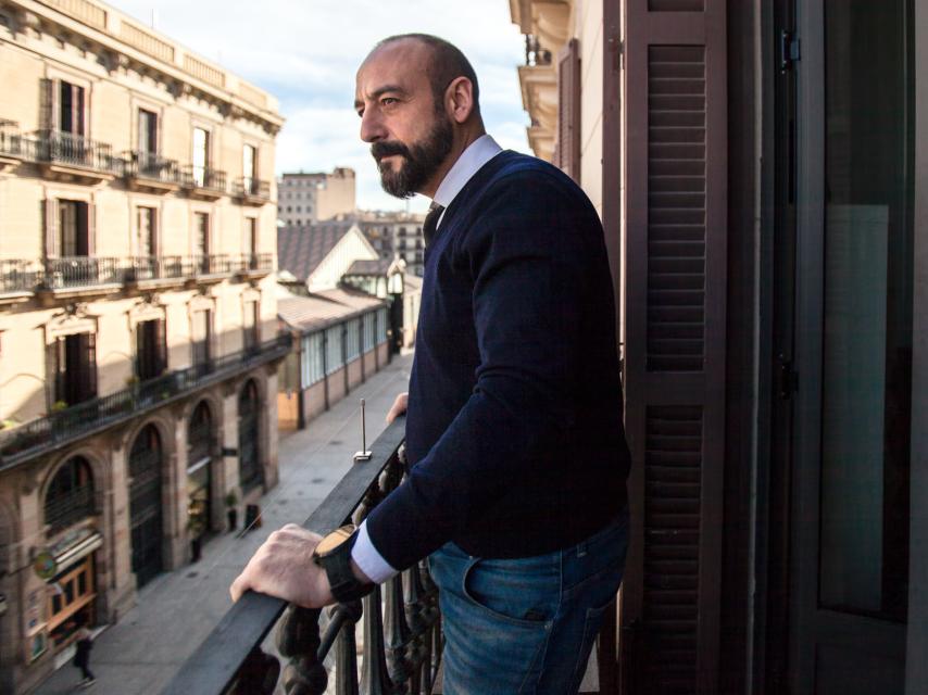 Jordi Cañas, en el balcón de su apartamente en el barrio del Borne de Barcelona.
