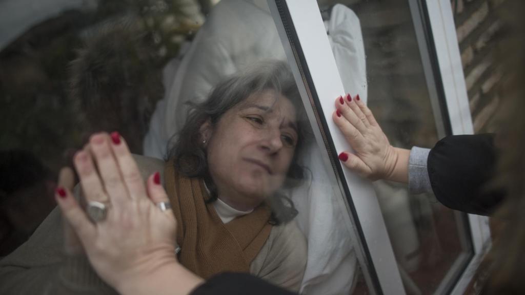 Juana Muñoz padece sensibilidad química múltiple, síndrome de fatiga crónica y fibromialgia. También empieza a sufrir los signos de la electrosensibilidad. Con 25 años se intoxicó con un pesticida para las patatas.