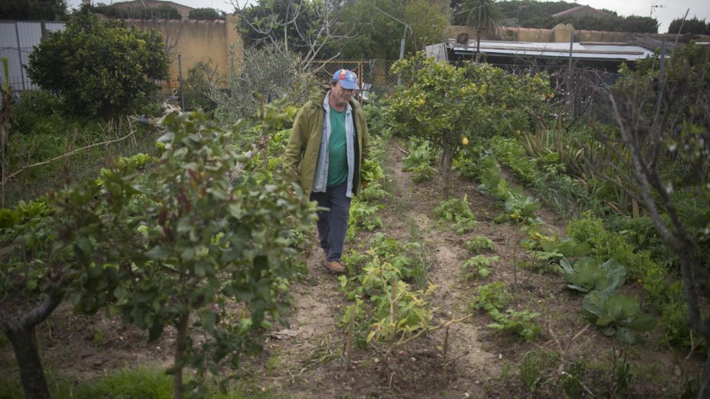 Manuel, el marido de Juana, tiene un huerto ecológico en su chalet de Chiclana. Es la única persona que mantiene un mínimo contacto con su mujer.  Para acceder al interior de la 'pecera' de Juana tiene que desnudarse fuera de la casa, ducharse y volver a vestir con ropa que nunca puede salir al exterior.
