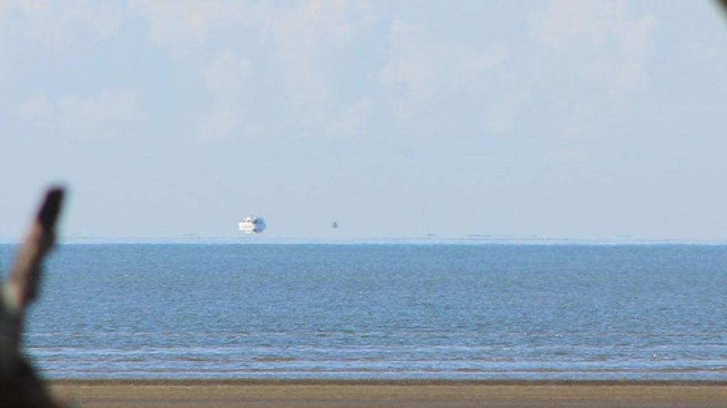 Fata Morgana. Un ejemplo de imagen que muestra un barco que parece estar flotando sobre el horizonte.