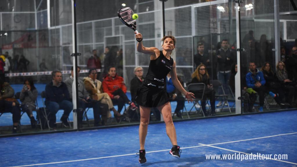 Cata Tenorio en pleno remate.