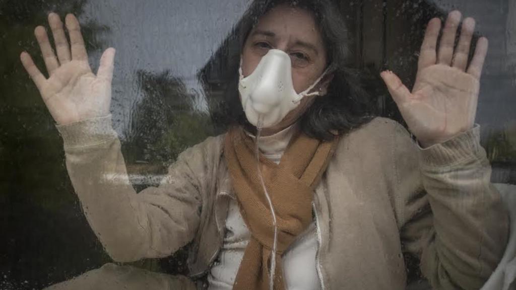 La gaditana Juana Muñoz, de 53 años, vive aislada desde hace 13 en un habitáculo sellado de 25 metros cuadrados. Si saliera al exterior podría morir. Padece, entre otras enfermedades, sensibilidad química múltiple.