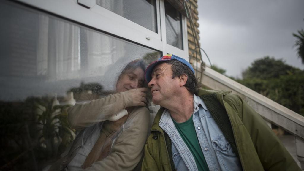 Lo peor de vivir aquí no son los dolores, dice Juana Muñoz. Es el daño moral y psicológico de no poder salir, hacer vida normal y estar con los tuyos. En la imagen aparece junto a Manuel, su marido.
