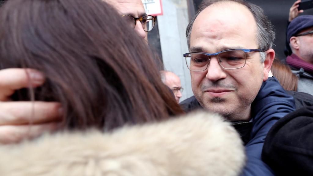 Turull despidiéndose de su mujer en la puerta del Supremo, antes de ser encarcelado.