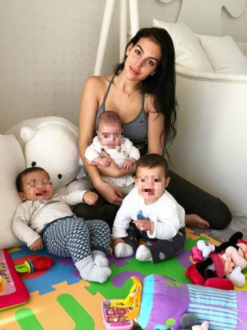 Georgina con Alana Martina y los gemelos.