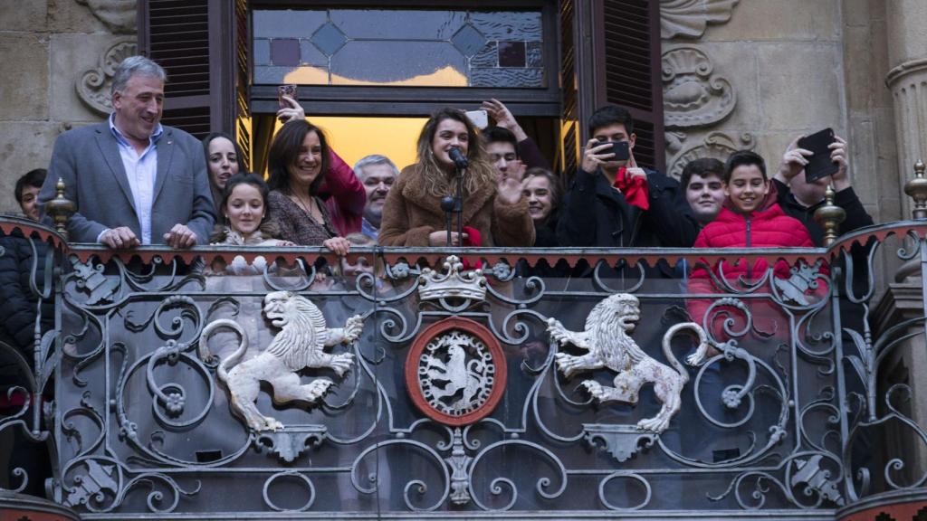 Amaia junto al alcalde de Pamplona en el balcón del ayuntamiento. GTRES.