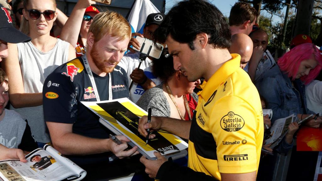 Carlos Sainz firma autógrafos en Albert Park.