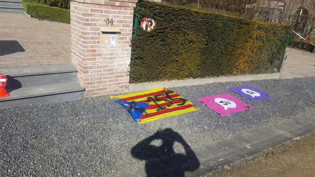 En Waterloo, en la puerta de Puigdemont, dejando unos recuerdos
