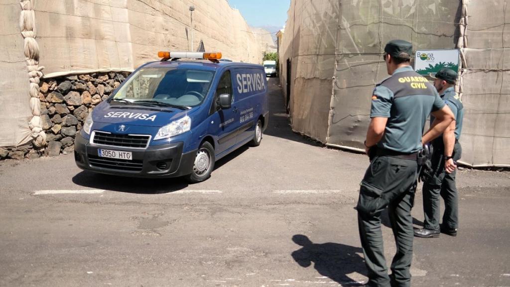 La Guardia Civil sale de la finca de Guaza donde Ricardo mató a sus padres y a su abuelo.