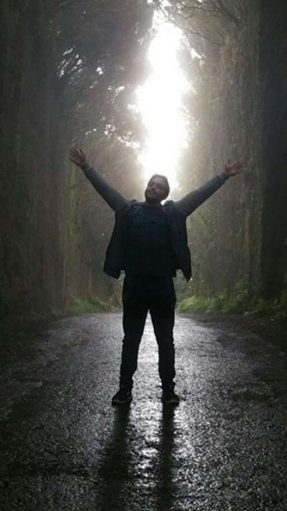 Ricardo fue adoptado cuando tenía cuatro años.