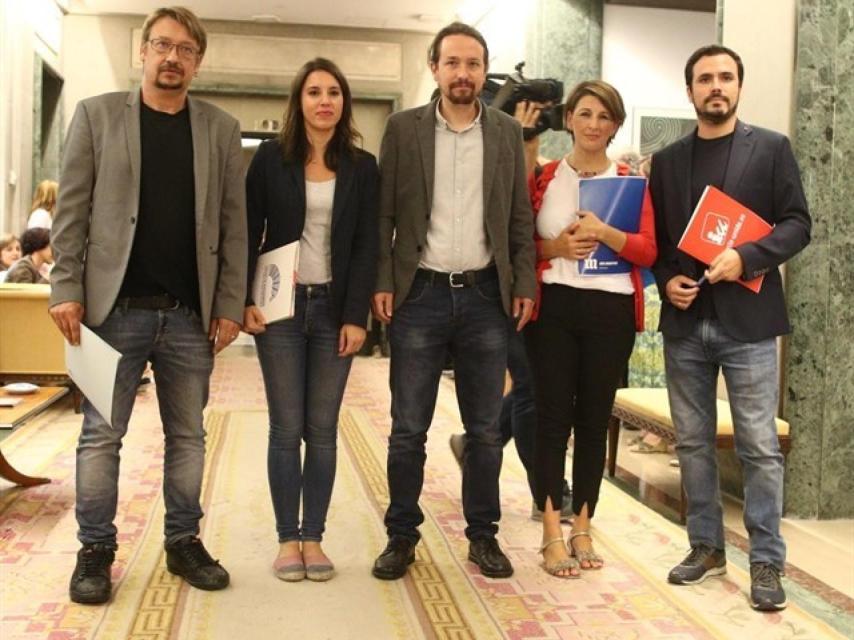 Iglesias junto a sus socios de IU, En Marea y En Comú.