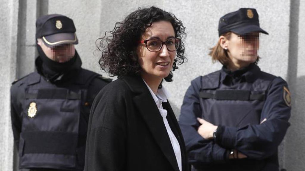 Marta Rovira frente a dos policías nacionales, antes de su huída de la justicia.