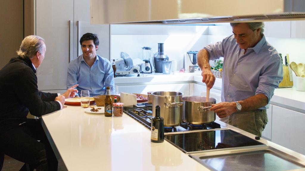 Carlos Sainz Jr. junto a su padre y Bertín Osborne.