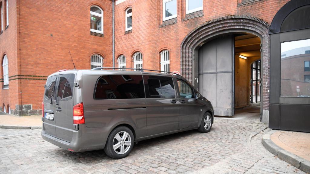 La furgoneta en la que iría Puigdemont llega a la prisión de Neumuenster