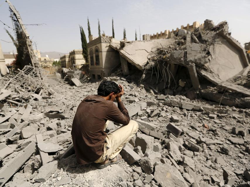 Un hombre contempla una zonadestruida.