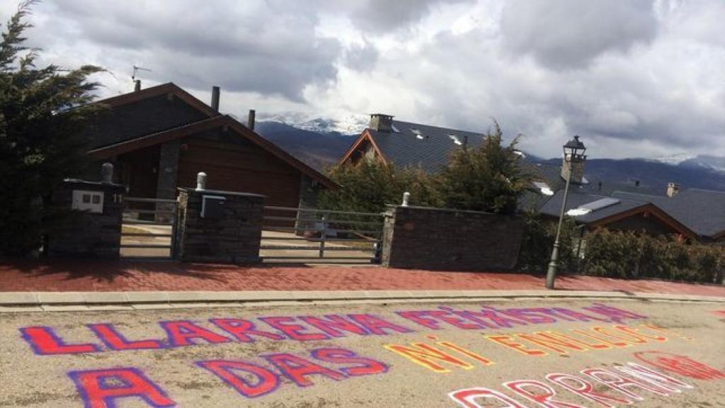 Pintada ante la casa del juez Llarena en Das (Girona).