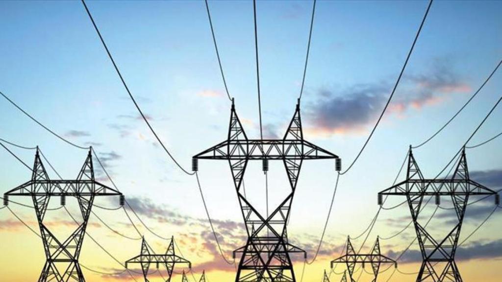 Imagen de archivo de varios postes de electricidad.