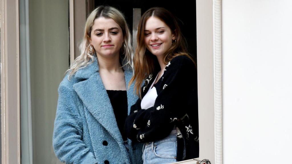 Stella del Carmen con una amiga.