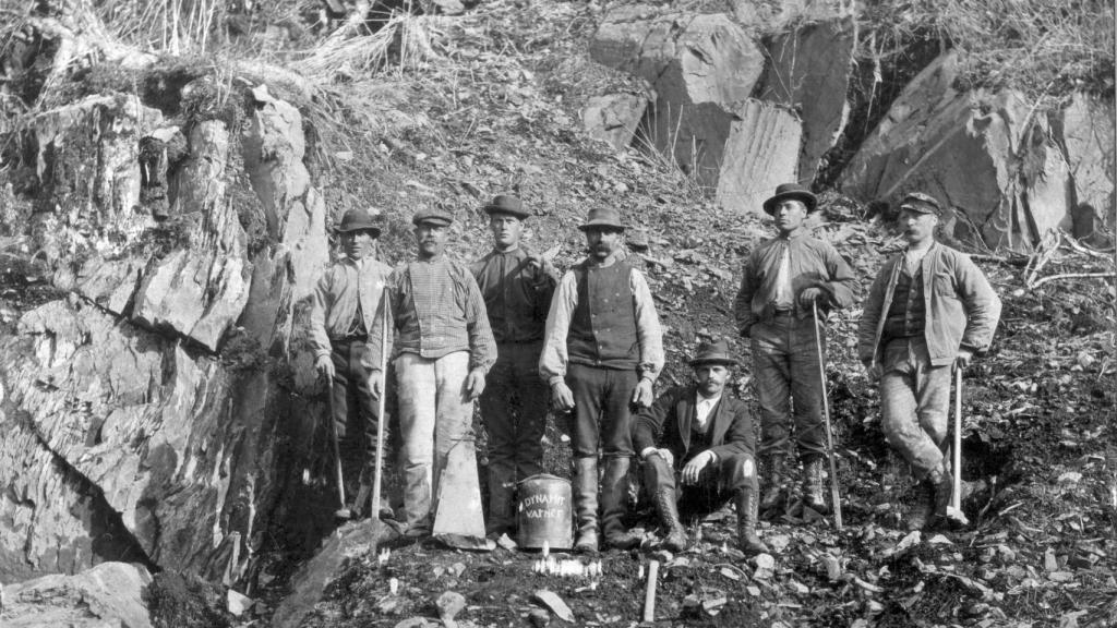 Trabajadores de la construcción en Noruega empleando dinamita en torno al 1900. Åsen Museum/Commons.