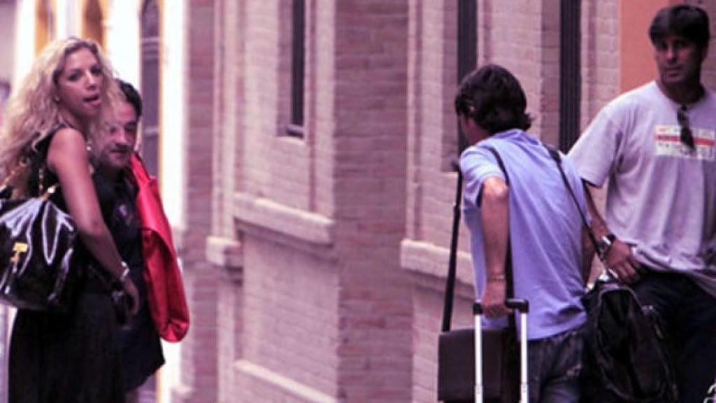 Rebeca, a la izquierda de la imagen, y Fran, a la derecha, pillados en la calle.