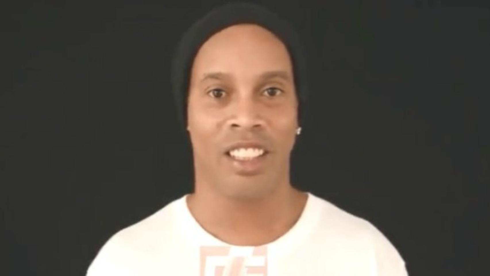Ronaldinho anuncia su retirada del fútbol.