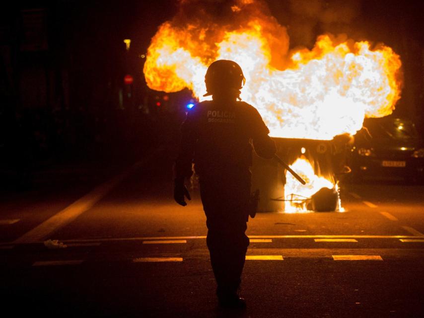 Contenedores ardiendo en los alrededores de la Delegación del Gobierno en Barcelona.