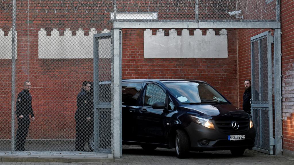 La furgoneta en la que fue trasladado Puigdemont, llegando a la prisión de Neumunster