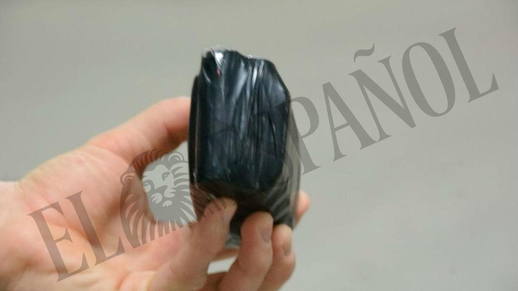 Imagen del dispositivo de seguimiento localizado en el coche de Carles Puigdemont.