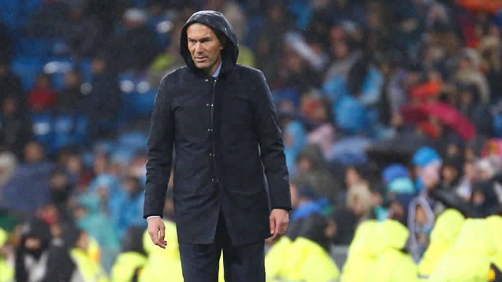 Zinedine Zidane en la banda soportando la lluvia Foto: Pedro Rodríguez/El Bernabéu