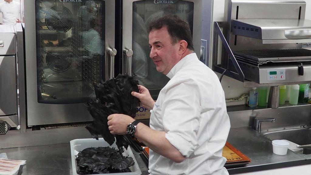 Martín Berasategui en uno de sus restaurantes con sus nuevos equipos tecnológicos.