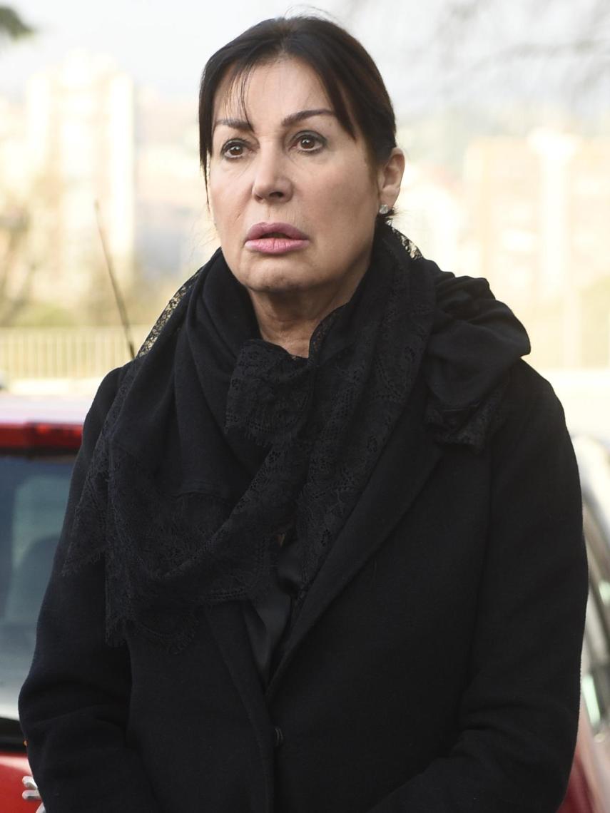 Carmen en el último adiós a su madre.