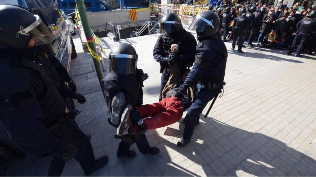 Los Mossos d'Esquadra sacan a un miembro de un CDR de una concentración