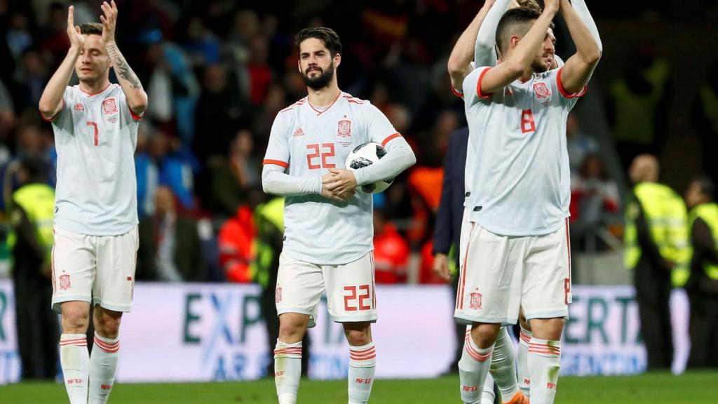 Saúl Ñíguez, Isco y Koke saludan al público español.