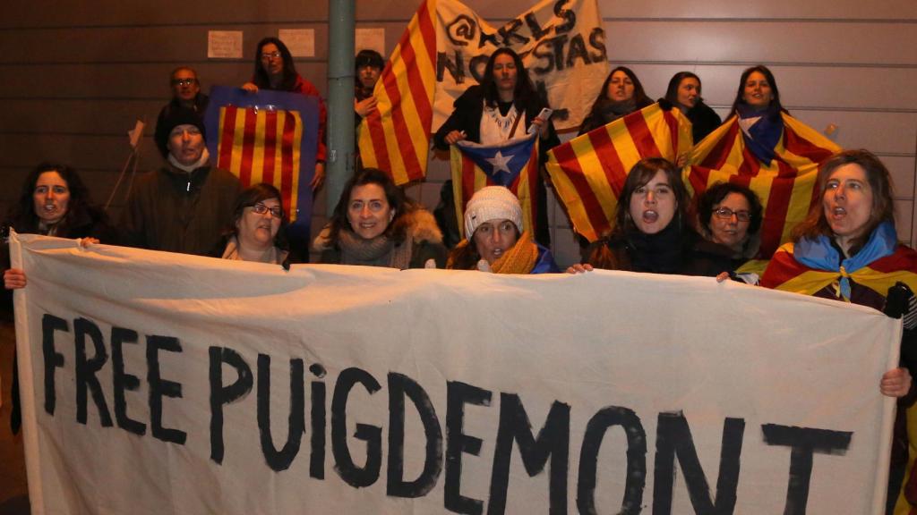 Un grupo de personas protesta frente a la prisión de Neumuenster por la detención de Puigdemont.