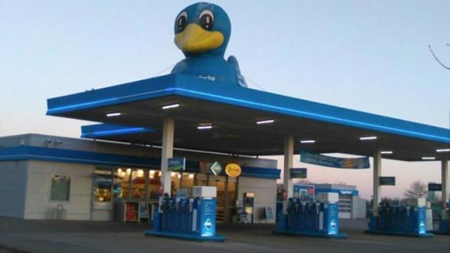 Forocoches lleva al estrellato la gasolinera en la que detuvieron a Puigdemont