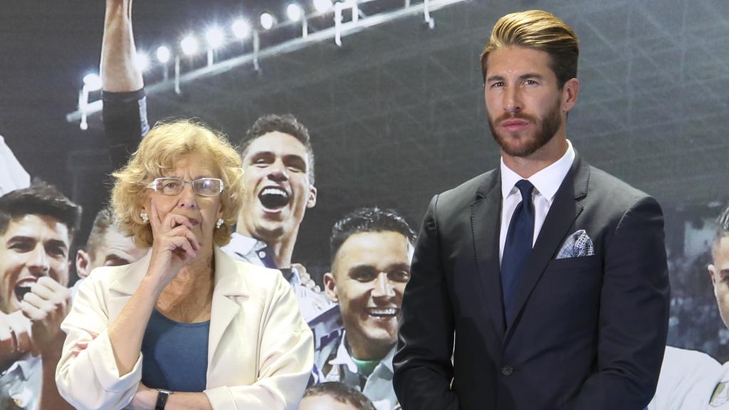 Sergio Ramos y Manuela Carmena en un evento.