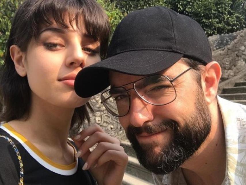 La pareja en la fotografía de presentación.