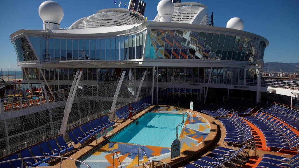 Vista de las piscinas de cubierta en el puente 15.