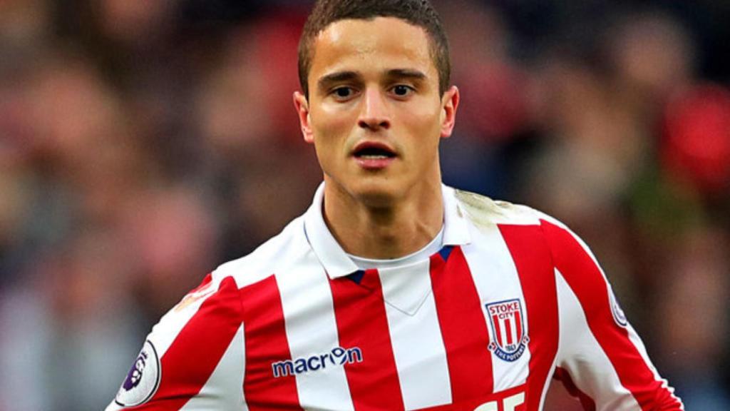 Afellay, en un partido con el Stoke City.