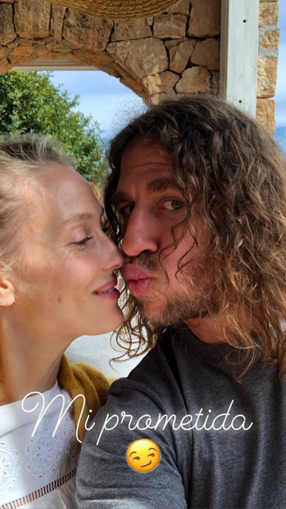 La pareja en la imagen de Carles Puyol.