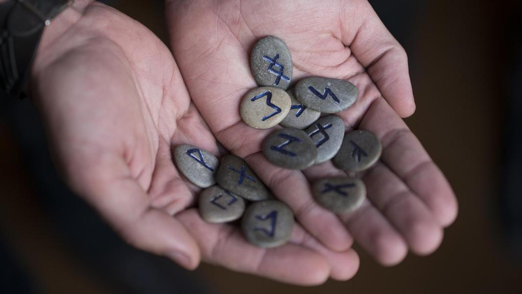 Las runas son una herramienta ritual oráculo para los odinistas.