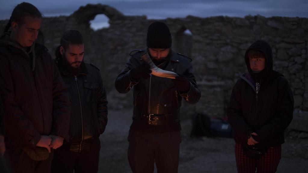 Necesitan para la ceremonia un martillo -símbolo de Thor-, runas, vino, un cuerno para utilizarlo como copa, un cuenco para recoger las ofrendas y un tambor para hacer parte del ritual.
